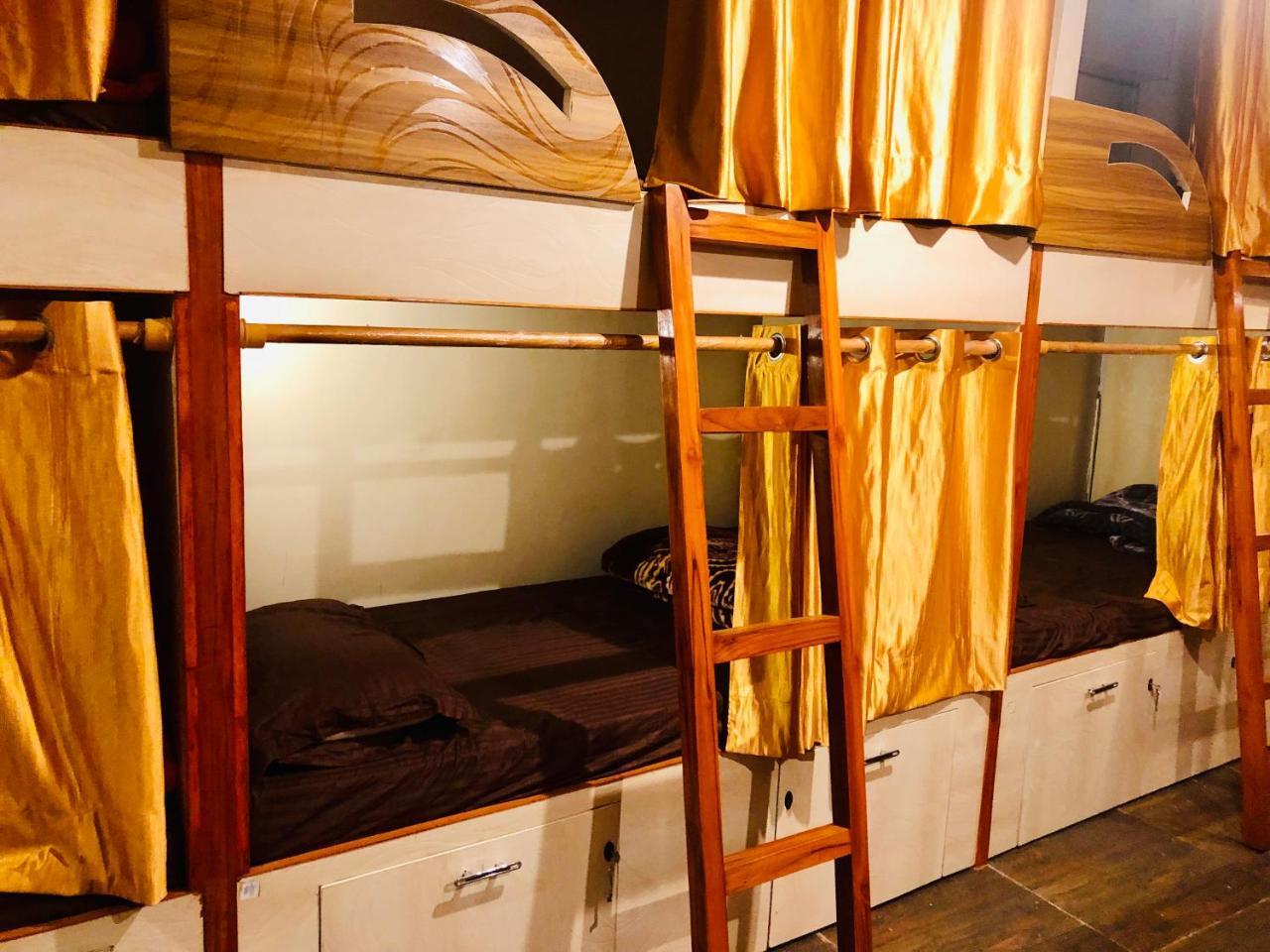 Nomads House Hostel *